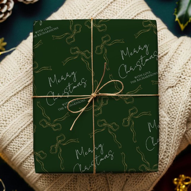 Whimsique Bows Grönt Guld Family Namn Helgdag Jula Presentpapper (Hand drawn bows and ribbons green and gold Christmas Gift Wrapping Paper with your custom name)