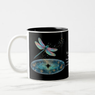 Whimsique Dragonfly Magic Lila Fairy Dust Quote Två-Tonad Mugg