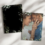 Whimsique Greenery Black Guld Photo Ram Bröllop Inbjudningar<br><div class="desc">Gå in i en värld av förtjusning med vår lilla gröna svarta inbjudan till foto till ram i guld, perfekt till din botaniska vår boho bröllop. Den här inbjudan är full av eucalyptus och accents från grönt och guld, och den är elegans och modern stollig. Föreställ er att vi kör...</div>
