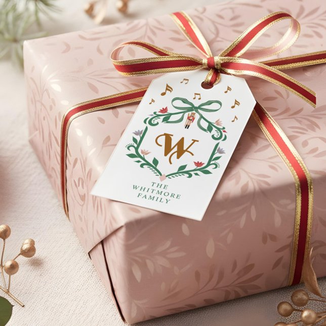 Whimsique jul Nutcracker Monogram Vapensköld Bow Presentetikett (Whimsical Christmas Nutcracker Monogram Crest Bow Gift Tags)