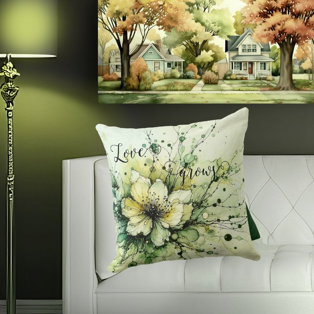 Whimsique Kärlek Grows Grönt Blommigt Kudde (An artistic pillow featuring a whimsical floral design in green - great for a gardener)