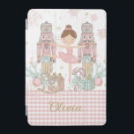 Whimsique Nutcracker Pastel Rosa Julsäck iPad Mini Skydd<br><div class="desc">Skydda din iPad i stil med vår Nutcracker-temade fodral, perfekt för att få en nyck i vardagslivet. Med pastellernas rosa och charmerande julbalettmotiv visar detta söta och gigantiska fodral en underbar ballerina, rosa muskler, julprydnader och ömtåligt rosa snöflingor. Designat för både skydd och förtjusning, behållor den enheten säker från repor...</div>