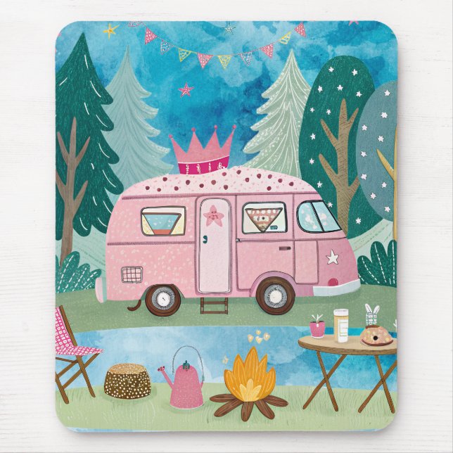Whimsique Rosa Camper Van Camping Scene Musmatta (Framsidan)