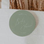 Whimsique Sage Grönt Baby Shower Knapp<br><div class="desc">Vi presenterar vår knapp för nybörjardusch i grönten, perfekt för din moderna boho firande vilken säsong som helst på året! Den här knappen har en boho-chic, gender-neutralt-vib med elegantens kalligrafi och en delikat minimalistisk design som skapar den perfekt för både flickor och pojkar. Dessutom är det redigerbart, så att du...</div>