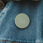 Whimsique Sage Grönt Gender Reveal Team Girl Knapp<br><div class="desc">Vi presenterar vår gender för vismisk grönt... Visa en knapp på teamet, perfekt för din enkla, moderna boho firande vilken säsong som helst på året! Den här knappen har en boho-chic, gender-neutralt-vib med elegantens kalligrafi och en delikat minimalistisk design som skapar den perfekt för både flickor och pojkar. Dessutom är...</div>