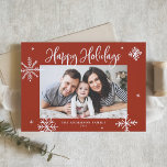Whimsique Snöflingor Red Glad helg Photo Julkort<br><div class="desc">Glad helg! Skicka varmt önskemål till familj och vänner med det här visuella helgdag. Den har viskartat snöflingor och modern kalligrafi. Anpassa det här fotokortet genom att lägga till din helgdag. Det här snowflake-helgdag-fotokortet finns i andra färg och kardstock.</div>