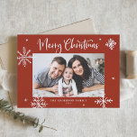 Whimsique Snöflingor Red God jul Photo Julkort<br><div class="desc">God jul! Skicka varmt önskemål till familj och vänner med det här visuella julkortet. Den har viskartat snöflingor och modern kalligrafi. Anpassa det här fotojulkortet genom att lägga till information. Det här snowflake-julfotokortet finns i andra färg och kardstock.</div>