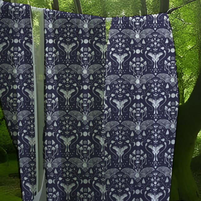 Whimsique Witchy Wicca Fladdermus Moth Måne Mushro Tyg (Whimsical Witchy Fabric pattern with Wicca elements of Bat Moth Moon and Mushroom dark blue & cream)