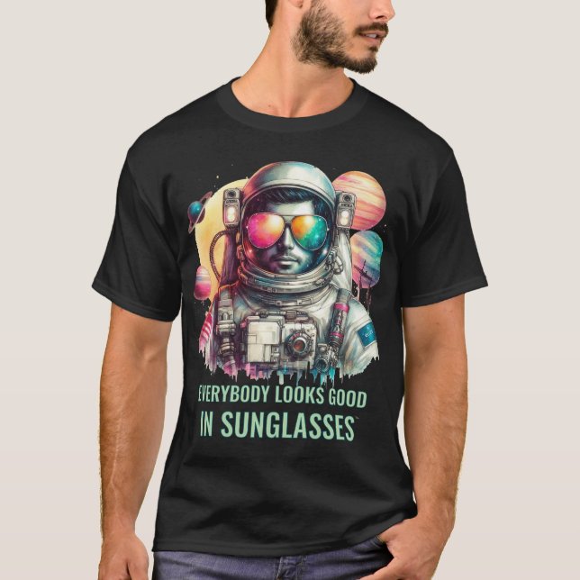 Whimsisk astronaut i solglasögon - rymd t shirt (Framsida)