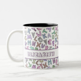 Whimsisk doodle alphabet brev Två-Tonad mugg