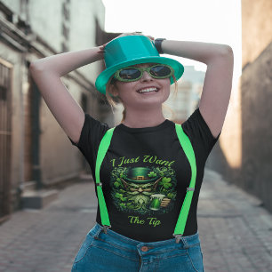 Whimsisk leprechaun som dricker ett frothy öl t shirt