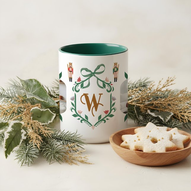 Whimsisk Nutcracker Monogram & Photo Grönt Bow Mugg (Whimsical Nutcracker Monogram & Photo Green Bow Mug)