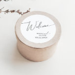 Whimsiskt, minimalistiskt skript | Bröllop Välkomm Runt Klistermärke<br><div class="desc">Det här vismliga minimalistiska manuset | Den klassiska runda klisterlappen i bröllop är perfekt för din klassiska lilla, svarta och vita, moderna boho bröllop. Utformningen har elegant, delikat och romantiskt handskrivet kalligrafibrev med formell shabby chic-typografi. Det kommer att se bra ut när som helst under bröllop-säsongen: vår, sommar, fall eller...</div>