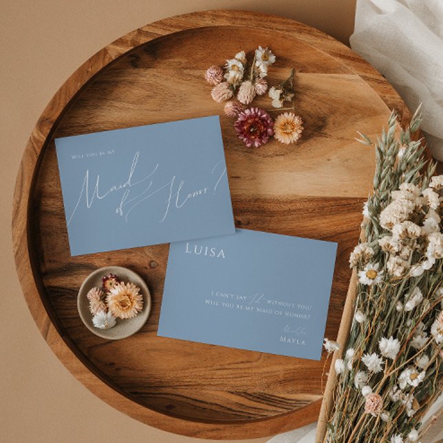 Whimsiskt skript | Dusty Blue Maid of honor Card Inbjudningar (Skapare uppladdad)