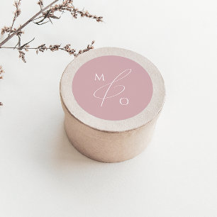 Whimsiskt skript Kuvertförsegling i Ro monogram Runt Klistermärke