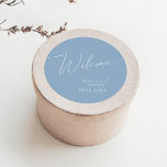 Whimsiskt skript | Välkomna till Dusty Blue Bröllo Runt Klistermärke<br><div class="desc">Vi presenterar vårt fantastiska visuella skript | Dammbildande blå bröllop-perfekt välkomnar den klassiska rundklistermärken för din moderna boho vår firande. Vår elegant är utformad med en pulserande ljus, pastellpalett färg med ett kalligrafiskt skript för chic av vintage. Oavsett om du föredrar ett minimalistiskt eller klassiskt stil, erbjuder vår unika, redigerbara...</div>