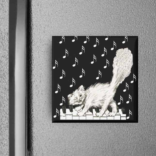 Whiskat på Piano Nycklar Magnet (Winking white cat walking on piano keys with music notes on black square magnet.)