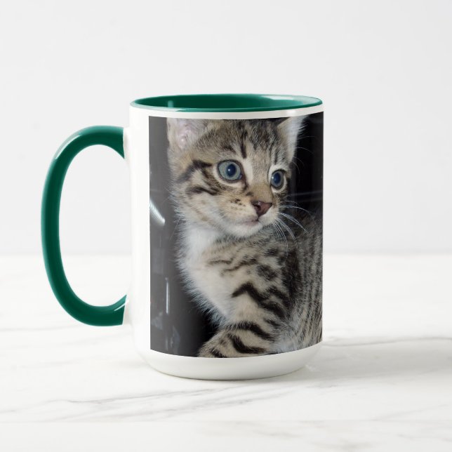 "Whiskers of Trouble: The Mischievous Tabby Kitten Mugg (Vänster)