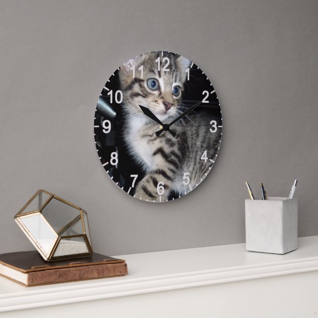 "Whiskers of Trouble: The Mischievous Tabby Kitten Stor Klocka (Kontor)