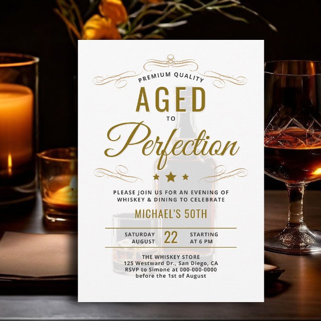 Whiskey Åldrad till Perfektion Middag 50-årsdag Inbjudningar (whiskey birthday party invitation for him 50th bourbon aged to perfection gold white template card)