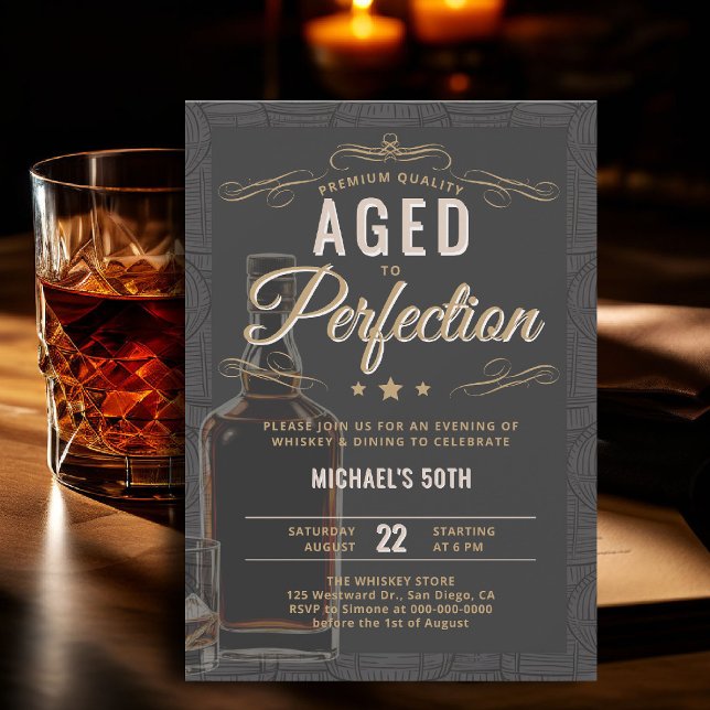 Whiskey Åldrad till Perfektion Typografi 50-årsdag Inbjudningar (whiskey birthday invitation for him 50th bourbon aged to perfection black gold template card)