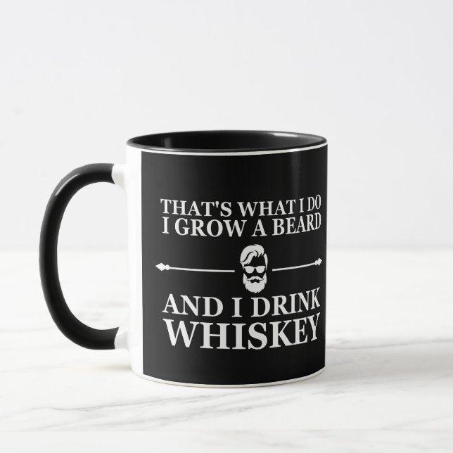Whiskey citerar med lustigt skäggigt ord mugg (Vänster)