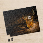 Whiskey på Sten Pussel<br><div class="desc">Jigszasmunstycket av en iskub som bryts ner i ett kristallwhiskyglas på ett rustiskt trä bord. Välj bland de olika storlekar som är tillgängliga.</div>
