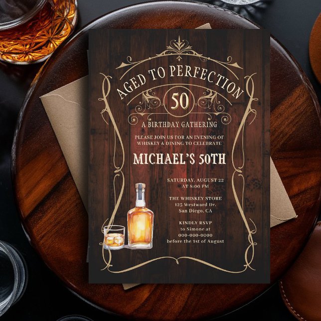 Whiskey Perfektion Rustik Mörk Trä 50-årsdag Inbjudningar (birthday party invitation for men 50th whiskey bourbon aged to perfection rustic western barn wood)