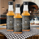 Whiskey Vintage Mens 70th Birthday Spritflaskor Etikett<br><div class="desc">Celebrate the big 7-0 with style and humor with this vintage whiskey label-inspired birthday design. The black, gold, and white typography is ornate and elegant, giving it a classic retro vintage feel. Perfect for man (or woman!) in your life who loves their scotch, spirits, bourbon, and other liquor drinks. Features...</div>
