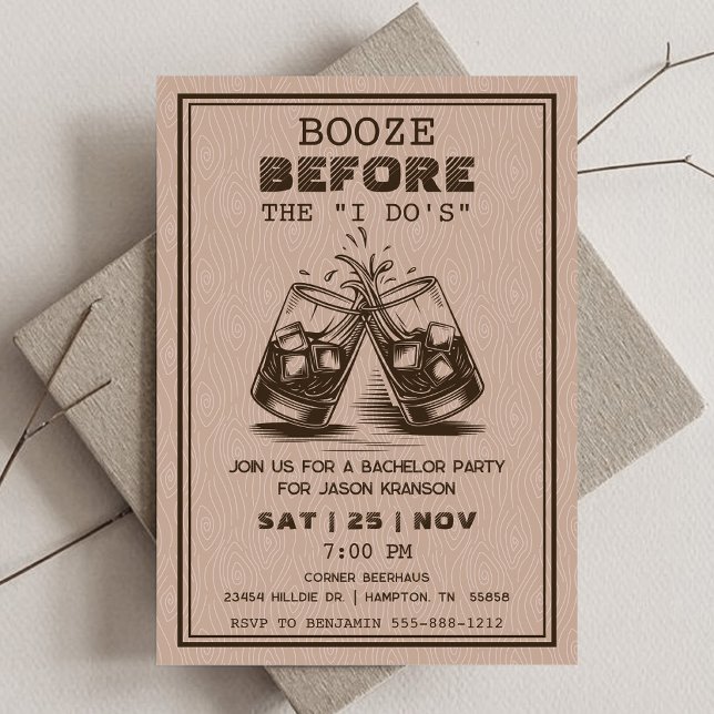 Whisky Bachelor Party Inbjudningar (Booze Before I Do's Brown Wood Modern Bachelor Invitation.)