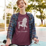 White Adirondack-Personligen, Souvenir T Shirt<br><div class="desc">Lägg till namn på din favoritsemesterplats eller en roligt-slogan för att skapa din egen anpassningsbar-t-shirt. Denna försäkran illustrerar en vit trästol i Adirondack och er egen text nedan.</div>