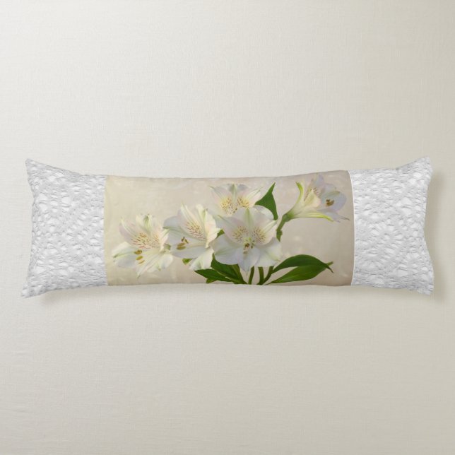 White Alstromeria Flowers Kroppskudde (Framsidan)