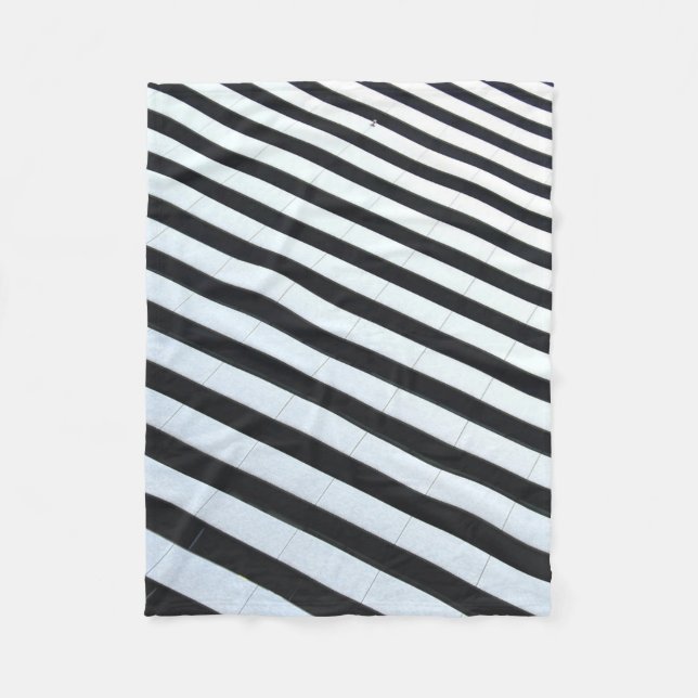 White and black striped illustration fleecefilt (Framsidan)