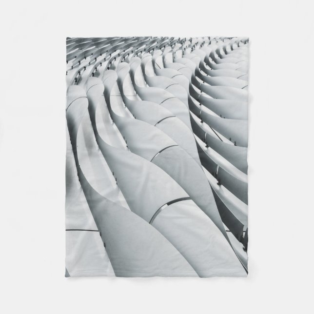 White and gray building structure fleecefilt (Framsidan)