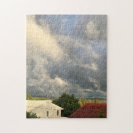 White and Red House Skyline med Dramatic Himlar Pussel