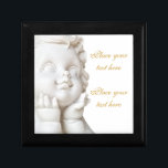 White Angel Smyckeskrin<br><div class="desc">Skulptur av en underbar Cupid. Utrymme för ditt kärlek-meddelande bredvid det. Det är användbart för firande och händelser som bröllop,  årsdagen,  Alla hjärtans dag.</div>