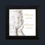 White Angel Smyckeskrin<br><div class="desc">Skulptur av en underbar Cupid. Utrymme för ditt kärlek-meddelande bredvid det. Det är användbart för firande och händelser som bröllop,  årsdagen,  Alla hjärtans dag.</div>