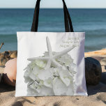 White Beach Wedand Starfish Hydrangea Välkommen Tygkasse<br><div class="desc">Välkommen till vår stora bröllop. Stor väska med vit havstjärna och vattenblommans utformning. En del av Seaside Garden-designlinjen, den här användbara bröllopsförmånen innehåller två ställe för din text. Exempelformuleringen är ett "välkomnande till vårt bröllop [plats]" från kort som ska användas för en bröllopshändelse. Ändra enkelt ordalydelsen för dina behov på...</div>