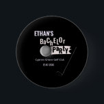 White Black Golfer Golf Bachelor Partee Golfing Knapp<br><div class="desc">Den här knappdesignen för bachelor-partiet har en skarp svart bakgrund med en slående vit illustration av ett golf boll. Den här designen har kamaraderie och äventyr, vilket ger en minnesvärd och trevlig upplevelse av filmpartiet. Den här knappen är till för ett kandidatfestevenemang, en golftematisk flykting. Det är en chans för...</div>