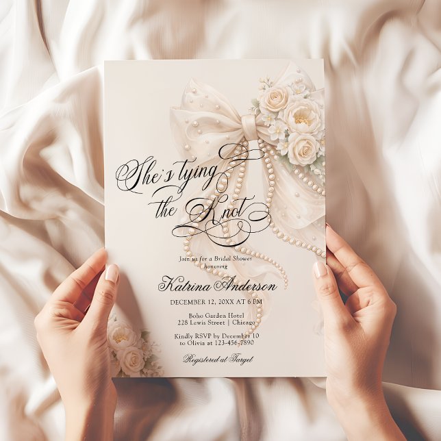 White Bow She's Tying the Knot Bridal Shower Inbjudningar (Skapare uppladdad)
