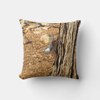 White-breasted Nuthatch Throw Pillow Kudde