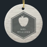 White Brick Chalkboard Inspired Apple Teacher Julgransprydnad Keramik<br><div class="desc">Kalkboard inspirerade sexhörningen med äpple och lärares namn över en vit tegelbakgrund.</div>