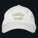 White Bride Broderad Keps<br><div class="desc">Fira din möhippa i stil med den här personligen broderade brudhatten, som finns i många stilar och färg för att ge kostym din vibe. Anpassa den med ditt namn, bröllop-datum eller en roligt-möhippa för en tillkommande perfekt för möhippor, möhippor, smekmånadsresor eller avslappnad bröllop-förberedande dagar. Oavsett om du är ett team...</div>
