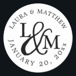 White Bröllop Monogram Runt Klistermärke<br><div class="desc">bröllop har initialer som arbetat i en monogramdesign,  gått med av ett dekorativt skriptampersand. Ditt namn och bröllop-datum visas i vitt brev,  böjt runt utsidan.</div>