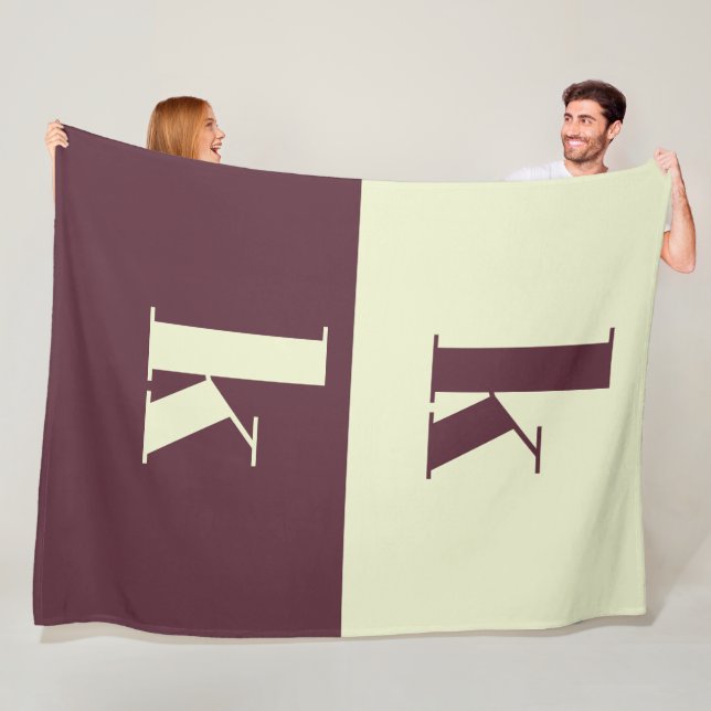 White & brown initial personalized  fleecefilt (På plats)