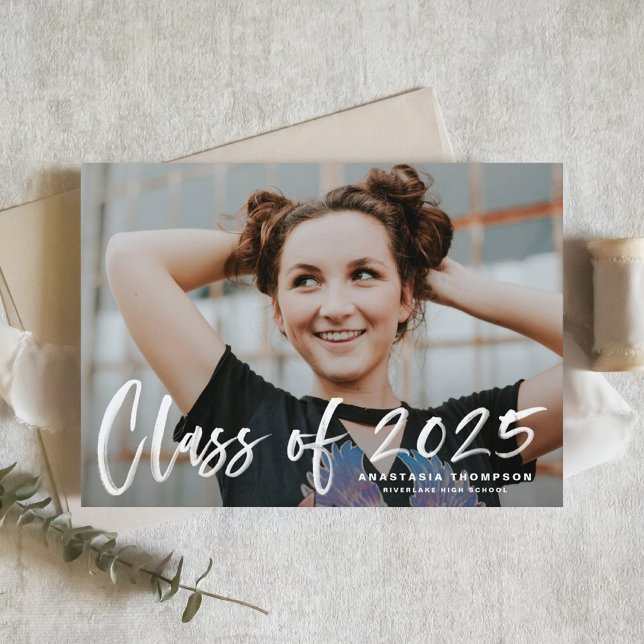 White Brush Kalligrafiklasser Examen 2025 Vykort (Customizable Class of 2025 photo Graduation Announcement Postcard featuring brush lettering overlay)