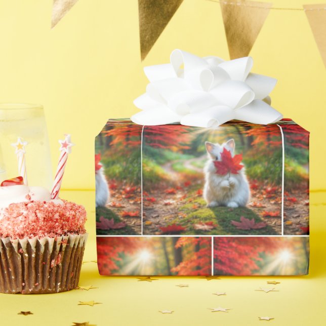 White Bunny Gömmer bakom en röd maple Löv Presentpapper (Födelsedagsfest)
