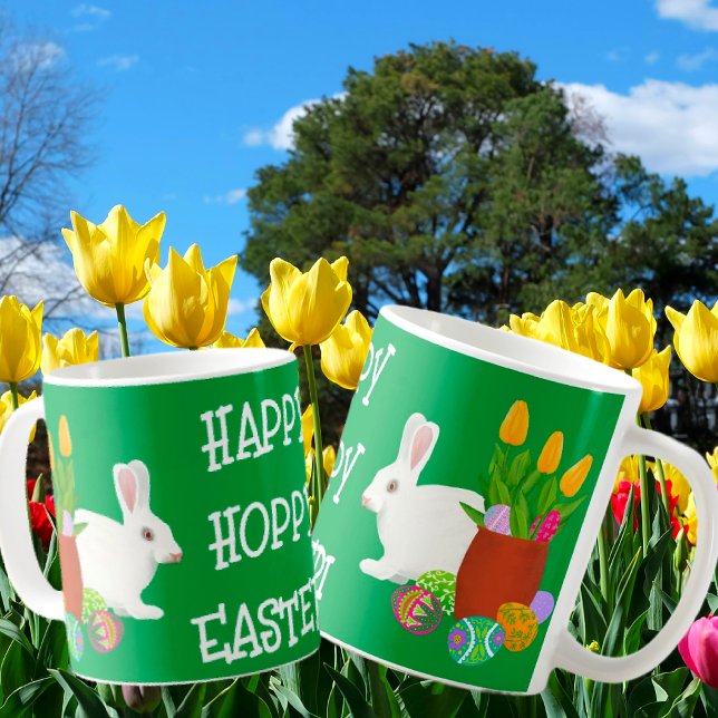 White Bunny Lycklig Hoppy Påsk Kaffemugg (So cute for Easter! White bunny, yellow tulips and fancy Easter Eggs!)