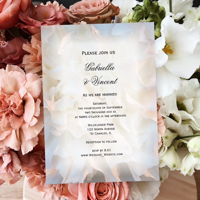 White Carnation Flowers Bröllop Inbjudningar (Invite guests to your garden party marriage with a pretty White Carnation Flower Wedding Invitation.)