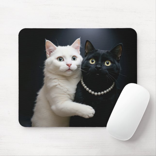 White Cat Hugger a Black Cat Musmatta (Med mus)